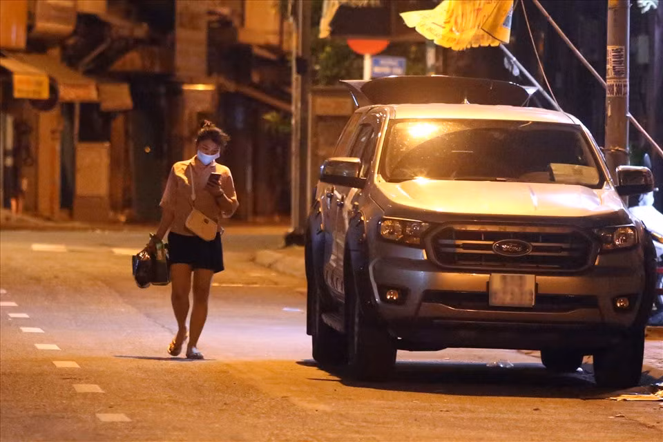 Phố lồng đèn TPHCM đìu hiu chưa từng thấy.