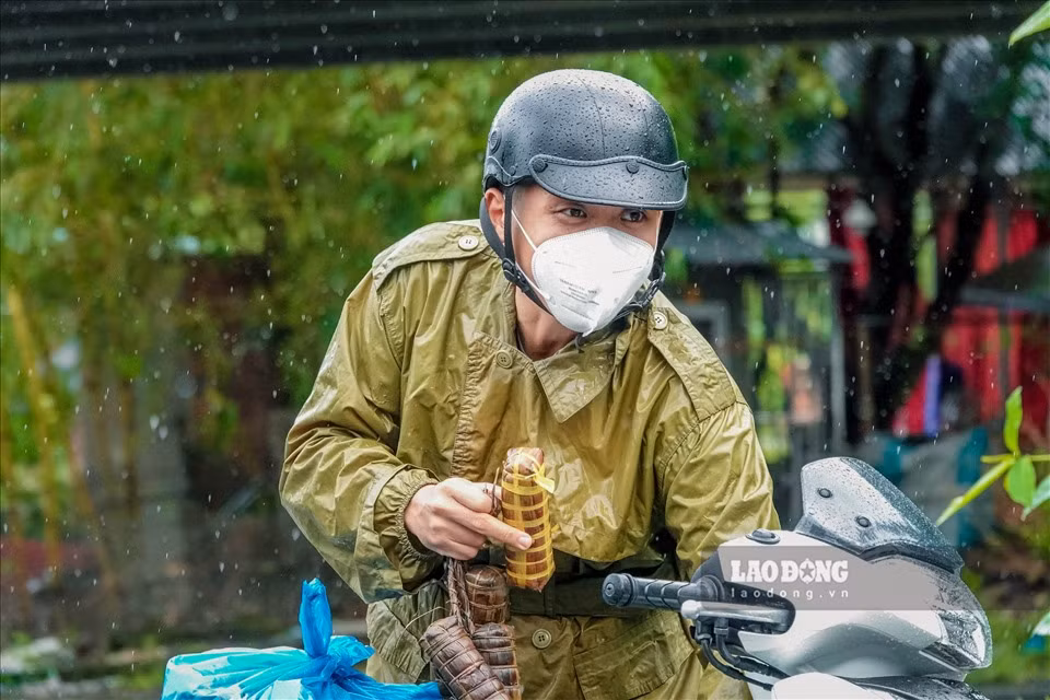 “Một mình không kham nổi nên cần sự lan tỏa và chung tay của nhà hảo tâm, bạn bè trong nhóm thiện nguyện, đồng đội hỗ trợ. Qua đó, vừa thực hiện được việc giải cứu nông sản, vừa có thực phẩm xanh hỗ trợ để bà con nghèo an tâm ở nhà phòng dịch“, Trung úy Duy Anh vui vẻ.