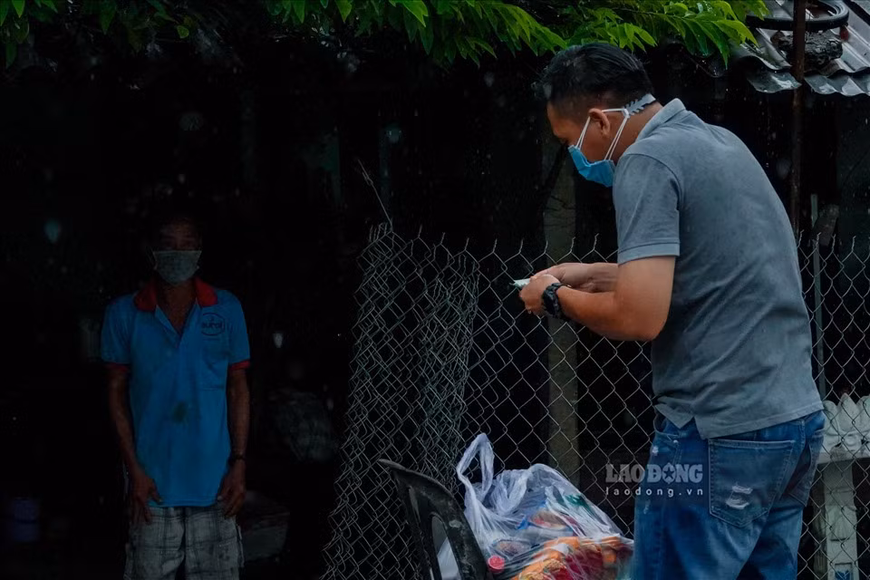 Mỗi hoàn cảnh khó khăn đều được anh tận tình hỏi thăm rồi tặng gạo, nhu yếu phẩm và tiền mặt.