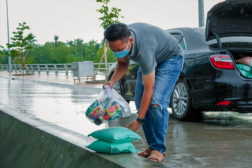 Đến nay, Trung úy Duy Anh đã trao hơn 1.500 phần quà, mỗi phần gồm gạo, rau củ, nước tương, nước mắm… trị giá khoảng 200.000 đồng. Riêng những hộ có hoàn cảnh đặc biệt khó khăn thì anh tự trích tiền túi hỗ trợ thêm từ 200.000 - 500.000 đồng.