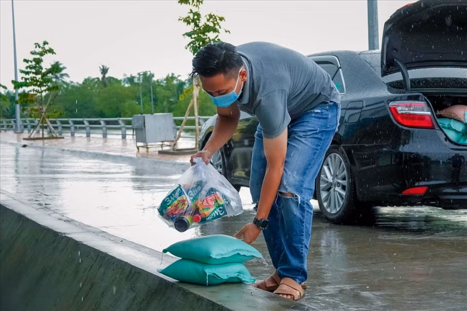 Đến nay, Trung úy Duy Anh đã trao hơn 1.500 phần quà, mỗi phần gồm gạo, rau củ, nước tương, nước mắm… trị giá khoảng 200.000 đồng. Riêng những hộ có hoàn cảnh đặc biệt khó khăn thì anh tự trích tiền túi hỗ trợ thêm từ 200.000 - 500.000 đồng.