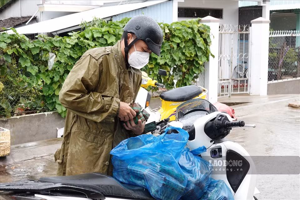 Thiếu tá Trần Quốc Truyền, Trưởng công an phường Long Hòa (Q.Bình Thủy, TP.Cần Thơ) cho hay, Ban chỉ huy công an phường cũng động viên khuyến khích các em đoàn thanh niên, chủ yếu là đồng chí Duy Anh là Bí thư chi đoàn chủ công trong công tác này, vận động mạnh thường quân ủng hộ. Công an phường sẽ chia sẻ, gửi gắm tình cảm, nhu yếu phẩm thiết yếu cho bà con trong lúc khó khăn.