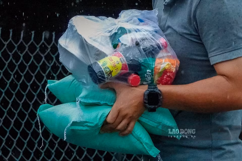 Ông Nguyễn Văn Bé Tám (P.Long Hòa, Q.Bình Thủy) chia sẻ, trong mùa dịch lại thêm mưa gió mà nhận được những phần quà như vậy ông rất vui. “Tiền bạc túng thiếu, đi chợ khó khăn, phần quà này giúp gia đình để dành ăn được cả tuần. Tôi vui vì được sự quan tâm của chiến sĩ công an Duy Anh“, ông Tám xúc động.