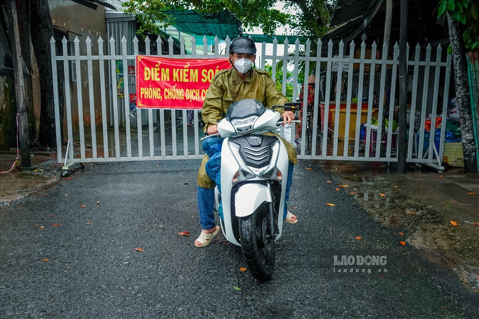 Trung úy Duy Anh cho biết, nguồn rau củ được anh trực tiếp tìm thông qua việc “giải cứu” nông sản cho nông dân, sau đó cùng đồng đội đem tặng lại bà con nghèo.