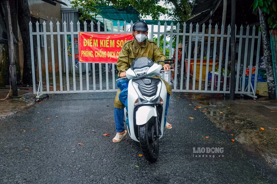 Trung úy Duy Anh cho biết, nguồn rau củ được anh trực tiếp tìm thông qua việc “giải cứu” nông sản cho nông dân, sau đó cùng đồng đội đem tặng lại bà con nghèo.