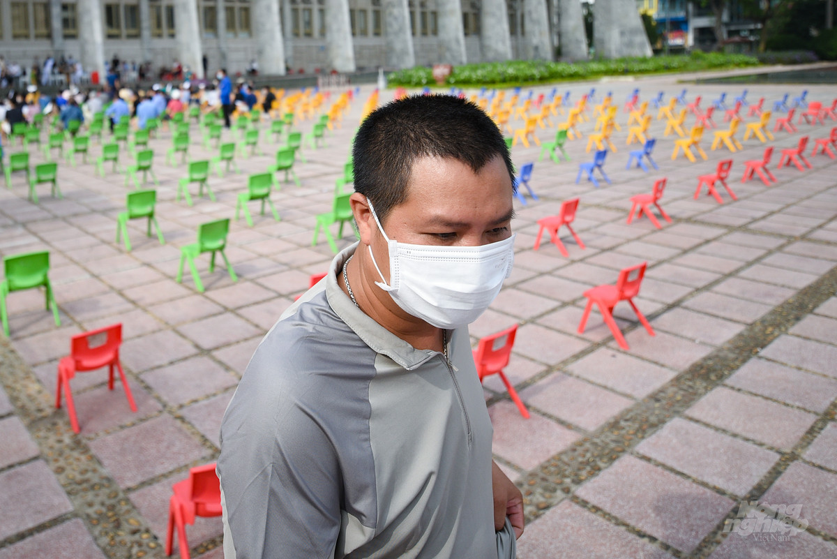 Chủ tịch UBND quận Hoàn Kiếm Phạm Tuấn Long cho biết: Hiện nay, quận Hoàn Kiếm đang tích cực triển khai công tác phòng, chống dịch theo chỉ đạo mới của Thành phố. Ngoài kiểm soát tốt 181 “vùng xanh”, quận cũng triển khai kiểm soát “vùng đỏ”, “vùng vàng”. Mỗi phường có bản đồ riêng về các vùng, từ đó chia khu vực để kiểm soát chặt chẽ, tránh lây lan, đảm bảo ổn định cuộc sống cho người dân.