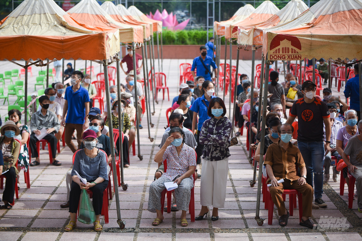 TP Hà Nội yêu cầu cơ quan chức năng lập kế hoạch chi tiết và tổ chức chiến dịch tiêm vacxin đến từng phường, xã, thị trấn, theo nguyên tắc “vacxin tốt nhất là vacxin được tiêm sớm nhất”, “vacxin về đến đâu phải tiêm hết ngay đến đó” bảo đảm an toàn, hiệu quả, kịp tiến độ, không được để chậm trễ, có vacxin nào tiêm hết ngay loại đó.