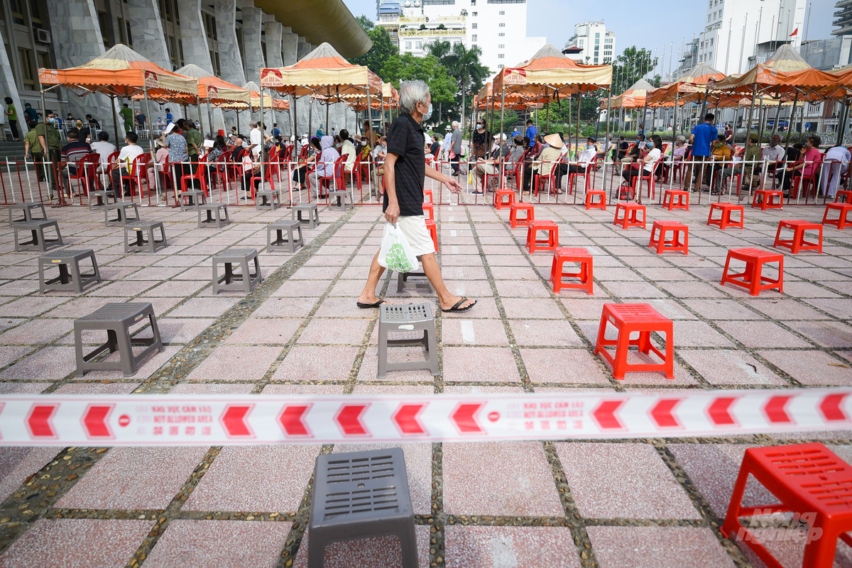 Tại điểm tiêm Cung văn hoá hữu nghị Việt Xô, sáng 10/9 các đối tượng được tiêm bao gồm cả người trên 65 tuổi, trong đó những người cao tuổi được ưu tiên tiêm sớm hơn.