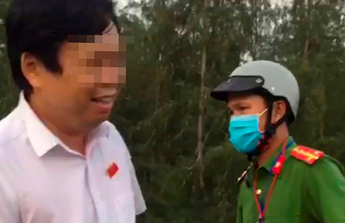  Phú Yên kỷ luật cảnh cáo 2 cán bộ hẹn ra ngoài vi phạm phòng chống dịch: Ngày 10/9, ông Lê Xuân Hà, Ủy viên Đảng đoàn, Trưởng ban Kinh tế - Ngân sách HĐND tỉnh Phú Yên và bà Đào Thị Lý Len, Phó chánh Văn phòng Sở TN-MT tỉnh Phú Yên, bị tỉnh xử lý cảnh cáo vì vi phạm quy định về phòng, chống dịch COVID-19.