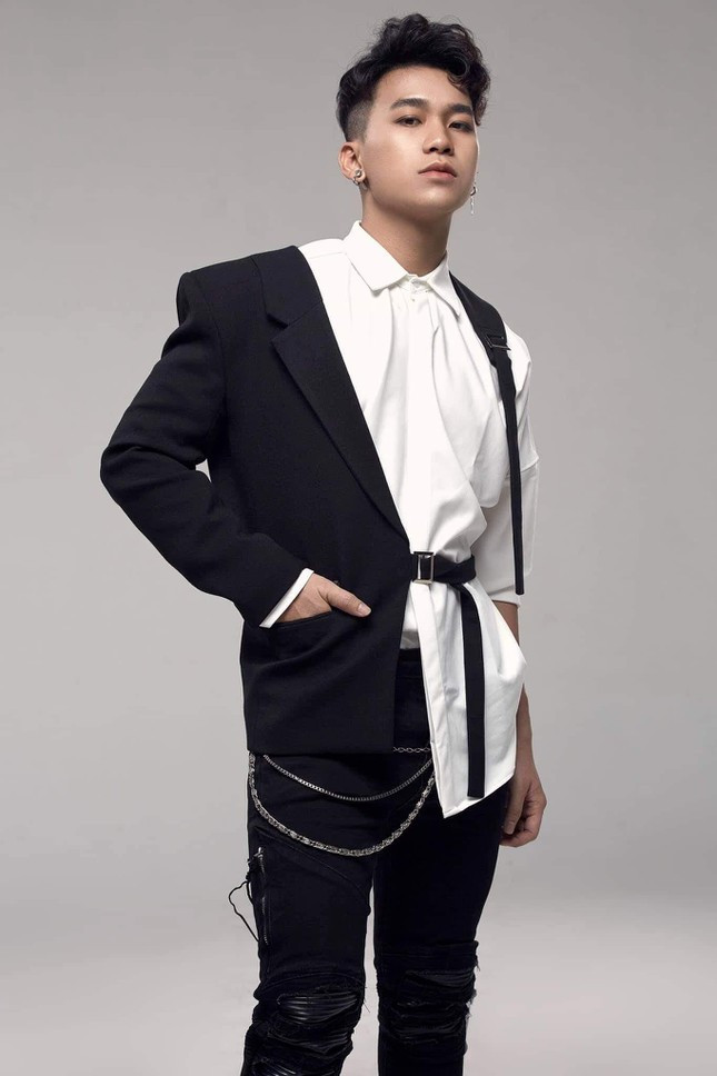 Trung uy dien trai tung la thu khoa: Dam me ca hat-Hinh-2