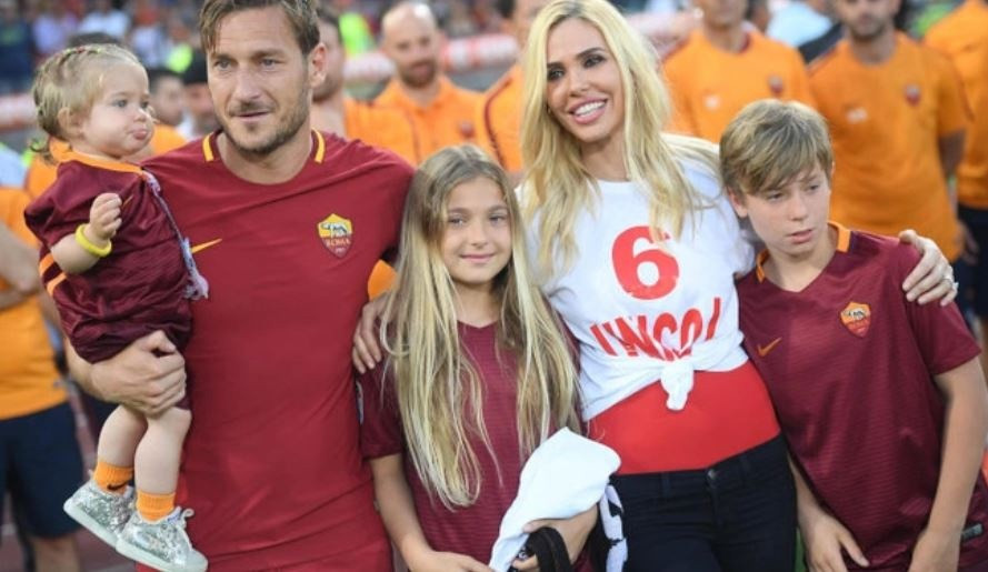 Hồi đầu tháng 7, kênh truyền hình Dagospia (Italy) đưa tin cựu danh thủ Francesco Totti và vợ Ilary Blasi đã chấm dứt mối quan hệ. Lý do cặp đôi ly hôn sau 17 năm được cho là bởi sự xuất hiện của người thứ ba.