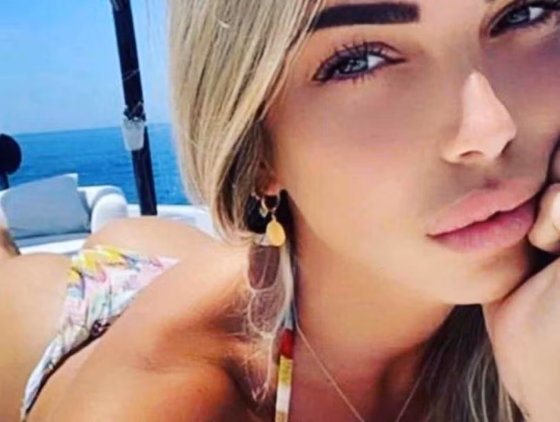 Mối quan hệ giữa Noemi và "Hoàng tử thành Rome" dường như đã bắt đầu được vài tháng từ trước khi Totti và vợ công khai về việc ly hôn. Pulcinella tiết lộ người đẹp 34 tuổi từng gọi điện để nhờ sự hỗ trợ của cựu tiền vệ AS Roma sau khi gặp một sự cố xe hơi nhỏ.