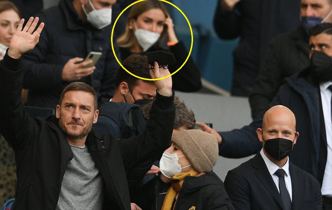 Các tay săn ảnh nhiều lần phát hiện xe của Francesco Totti đỗ dưới căn hộ của Noemi từ 20h30 đến 2h sáng. Cách đây không lâu, chân dài người Italy còn đến sân Olimpico để theo dõi trận đấu của Roma. Tuy nhiên, cô ngồi cách Totti hai hàng ghế để tránh truyền thông.