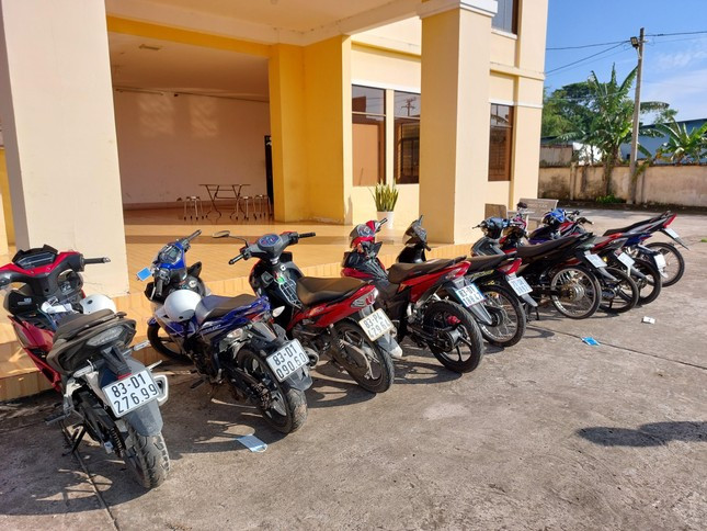 Don long doan xe 'di bao' tren Quoc lo 1A-Hinh-2