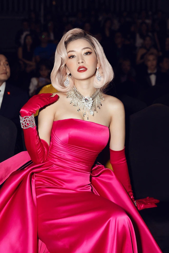 "Thánh cosplay" Vbiz gọi tên Chi Pu, hài hước nhất là màn hóa thân - Hình 11 "Thánh cosplay" Vbiz gọi tên Chi Pu, hài hước nhất là màn hóa thân ảnh 11