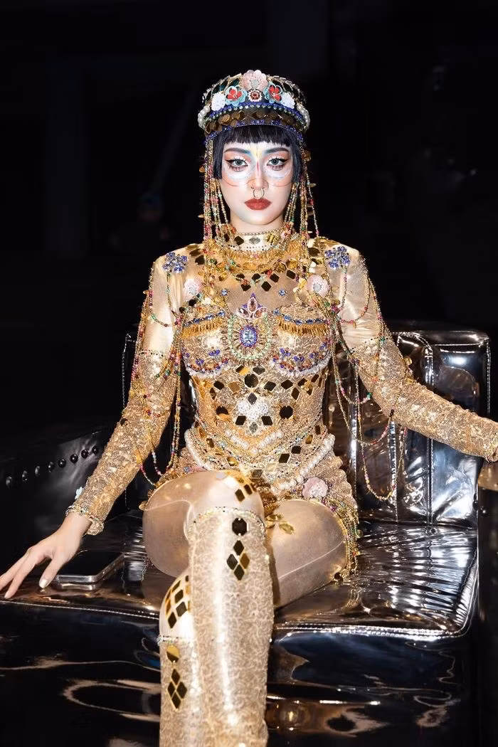 "Thánh cosplay" Vbiz gọi tên Chi Pu, hài hước nhất là màn hóa thân - Hình 3 "Thánh cosplay" Vbiz gọi tên Chi Pu, hài hước nhất là màn hóa thân ảnh 3