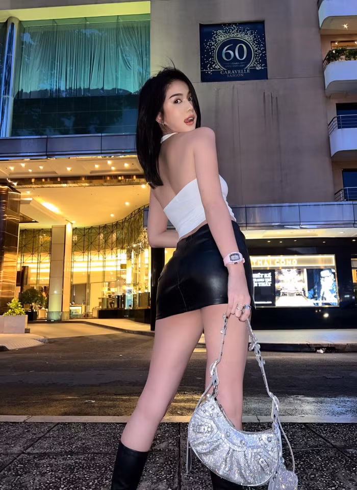 Minh Hang va Ngoc Trinh “quay duc nuoc” trong phong karaoke-Hinh-4