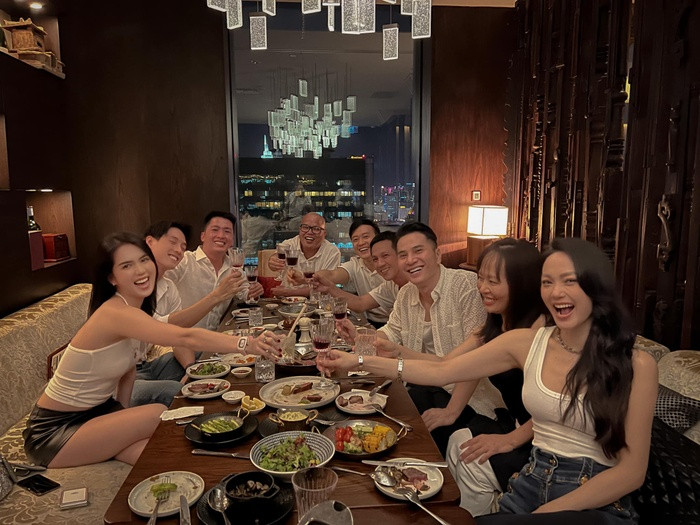 Minh Hang va Ngoc Trinh “quay duc nuoc” trong phong karaoke