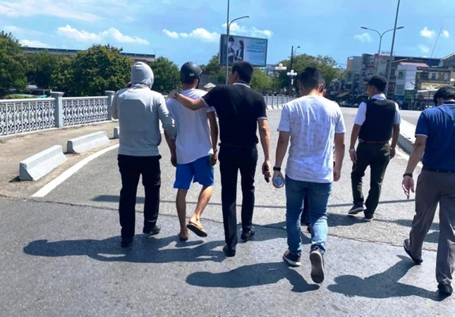 Giam dinh tam than doi tuong dung sung AK cuop tiem vang o Hue