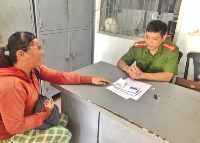 Giam dinh tam than doi tuong dung sung AK cuop tiem vang o Hue-Hinh-3