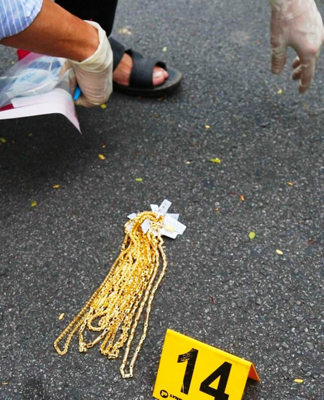 Giam dinh tam than doi tuong dung sung AK cuop tiem vang o Hue-Hinh-2