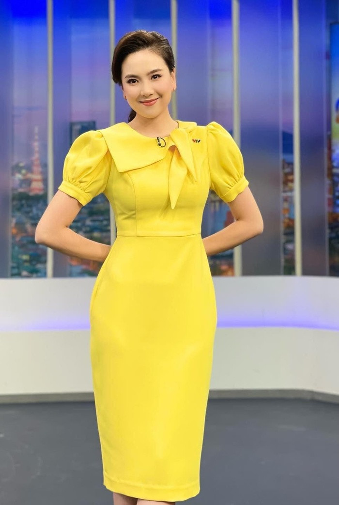 Nữ MC VTV vòng eo 56, 300 ngày đi làm không mặc trùng đồ - Hình 5 Nu MC VTV vong eo 56, 300 ngay di lam khong mac trung do-Hinh-5