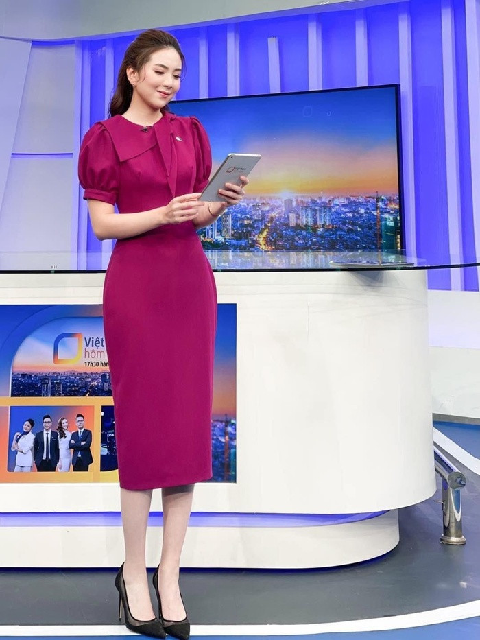 Nữ MC VTV vòng eo 56, 300 ngày đi làm không mặc trùng đồ - Hình 7 Nu MC VTV vong eo 56, 300 ngay di lam khong mac trung do-Hinh-7
