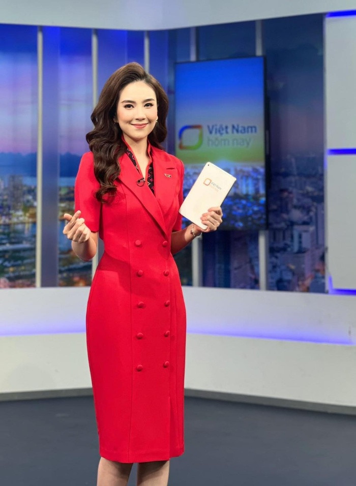 Nữ MC VTV vòng eo 56, 300 ngày đi làm không mặc trùng đồ - Hình 3 Nu MC VTV vong eo 56, 300 ngay di lam khong mac trung do-Hinh-3