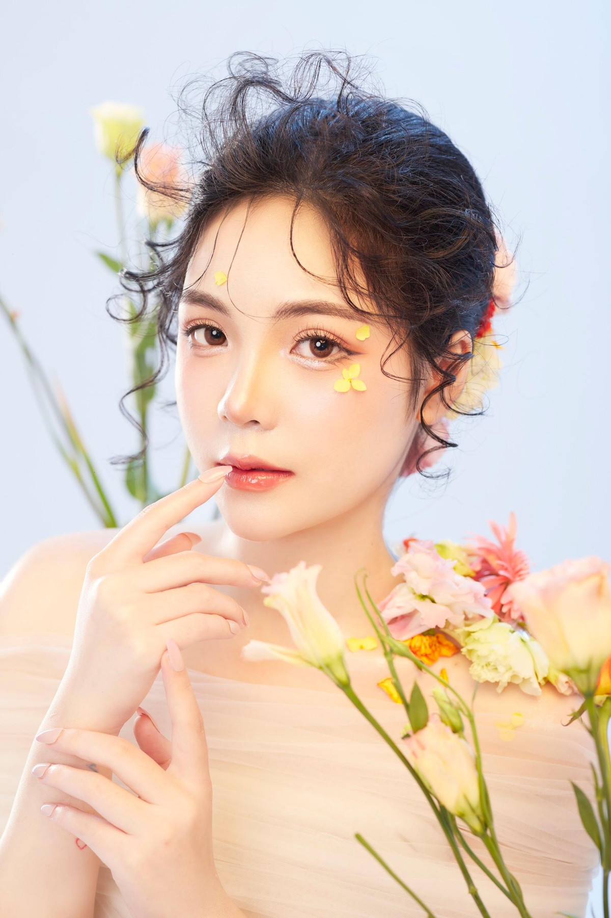 Nu sinh mang ve dep thanh thuan co ten cua mot loai hoa