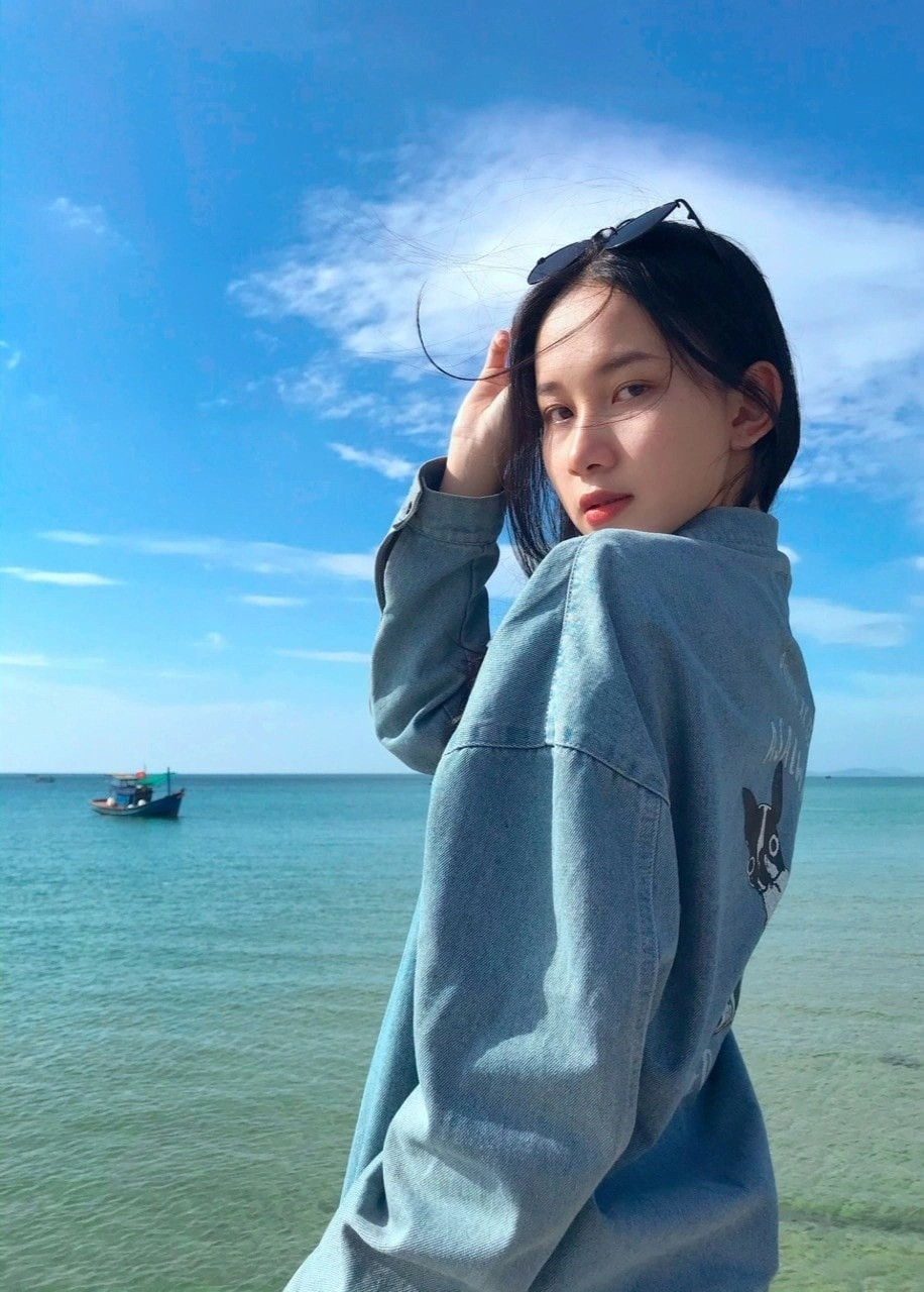 "Trong khi mẹ đang điều trị bệnh thì ba cũng đổ bệnh. Lúc ấy, tôi suy nghĩ mình phải làm nhiều hơn để không phụ thuộc vào cha mẹ. May mắn là nhờ sự động viên của gia đình, tôi vẫn đi học bình thường, không phải bảo lưu. Có lúc tôi oán trách số phận. Nhưng dần dần khi chiêm nghiệm lại, tôi đã thông suốt", cô chia sẻ.