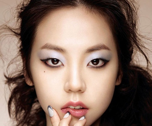 Người mắt tứ bạch. Trong nhân tướng học, đây chính là đôi mắt đáng sợ nhất trong các loại tướng mắt. Trong tính cách những người này dù là nam hay nữ cũng rất thâm sâu, nguy hiểm. Đặc điểm của người có mắt tứ bạch là mắt lộ lòng trắng nhiều mà con ngươi lại nhỏ.