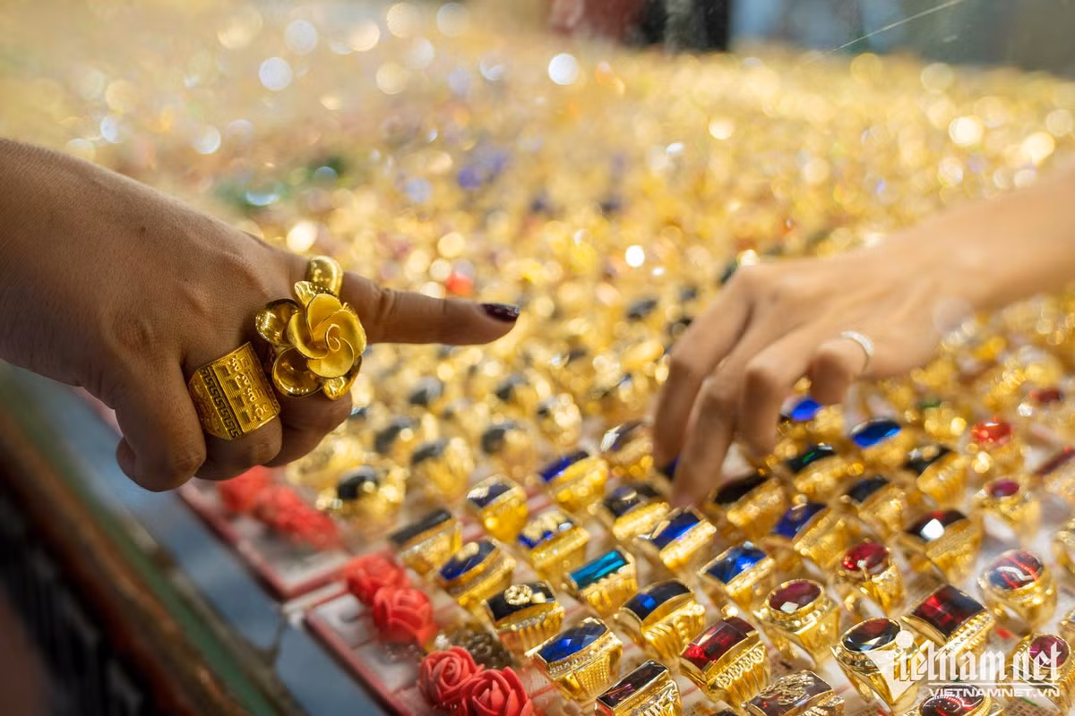 Gia vang hom nay 4/8: Vang chao dao, tang vot roi lao doc