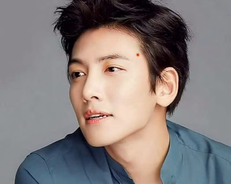 3. Nốt ruồi trên thái dương. Nếu một người nốt ruồi ở thái dương nghĩa là vận khí của người đó rất tốt. Bất kể họ ra nước ngoài hay sống ở nước ngoài, họ đều có thể đạt được một cuộc sống hạnh phúc.