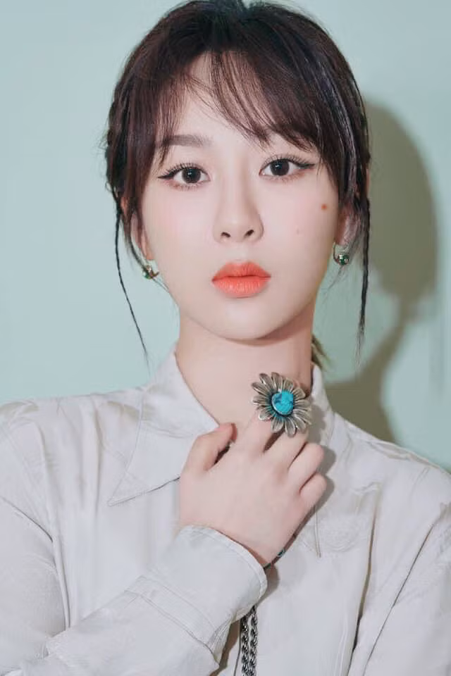 4. Nốt ruồi trên gò má. Nốt ruồi trên gò má hoàn toàn không phải là điềm lành mà nó cho thấy người đó có tài năng xuất chúng trong lĩnh vực công việc, có thể gặt hái được thành công trong sự nghiệp. có quyền lực trong tay.