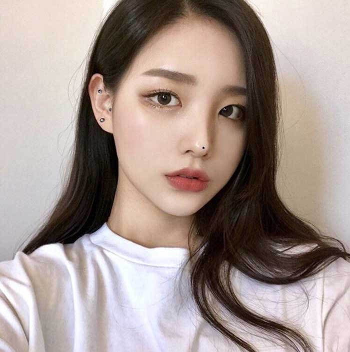 2. Nốt ruồi ở đầu mũi. Hầu hết các nốt ruồi trên mũi đều đại diện cho những ý nghĩa xấu, đặc biệt là nốt ruồi ở sống mũi, sống mũi. Người có nốt ruồi ở cánh mũi, sống mũi trong cuộc đời có thể gặp khủng hoảng về tài chính, không giữ được tiền của, thu nhập cũng sa sút.