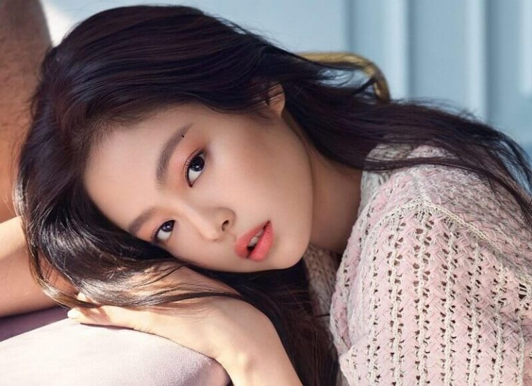 1. Nốt ruồi ở nửa sau lông mày. Trong nhân tướng học, nửa sau của lông mày có thể nói lên năng lực và trí tuệ của một người. Vì vậy nốt ruồi ở bộ phận này là nốt ruồi tài lộc. 