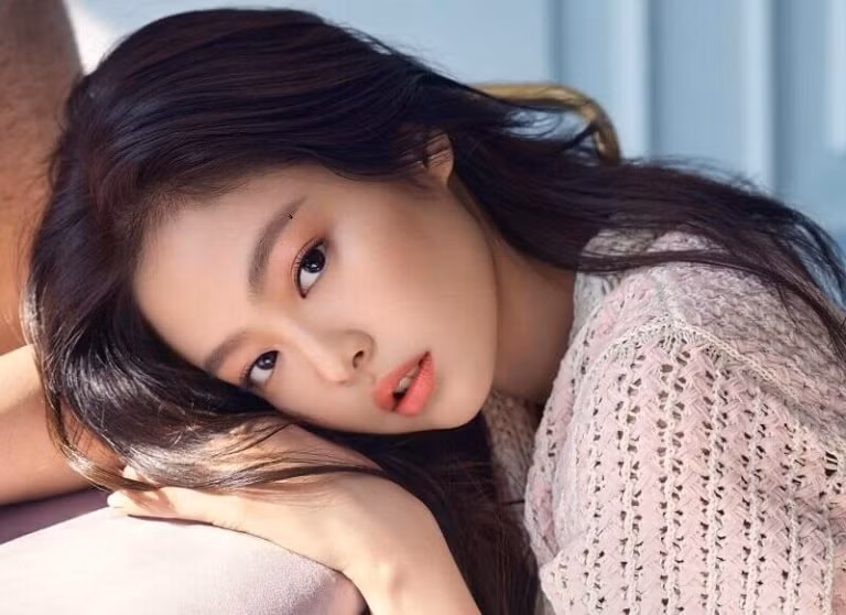 1. Nốt ruồi ở nửa sau lông mày. Trong nhân tướng học, nửa sau của lông mày có thể nói lên năng lực và trí tuệ của một người. Vì vậy nốt ruồi ở bộ phận này là nốt ruồi tài lộc. 