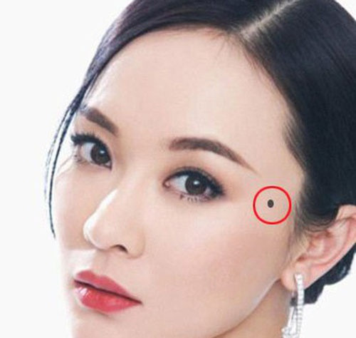 Nốt ruồi này cũng có thể được xem là biểu tượng của một người phù hợp với việc đi làm ăn xa thì sự nghiệp sẽ phát triển tốt hơn.