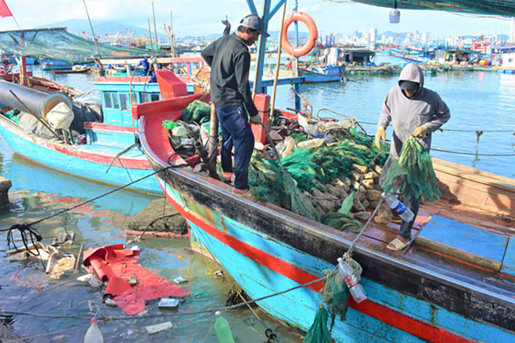 Dàn đồ nghề "bẫy" tôm hùm con là các phiến đá san hô được đục lỗ nhỏ để tôm chui vào