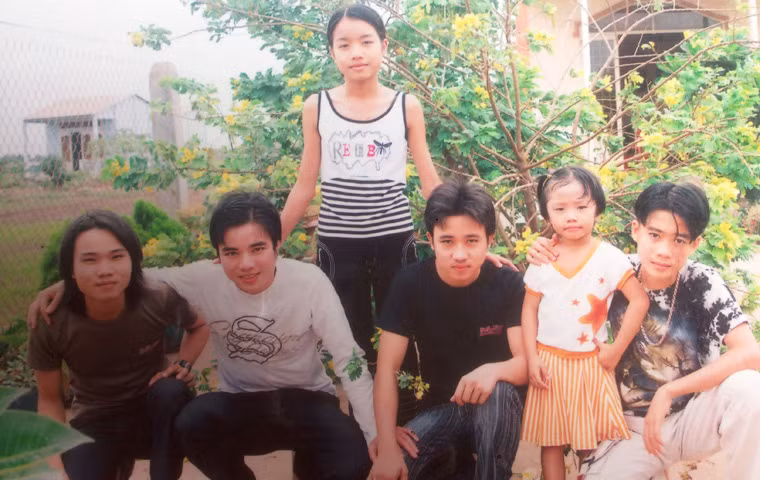 Tấm ảnh Hải (thứ 2 từ trái sang) chụp cùng em gái và những người anh em trong họ của mình.