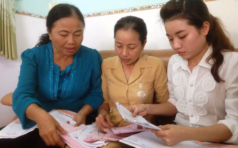 Bà Loan và người thân đang tìm lại đơn thư đã gửi các cấp lãnh đạo để tiếp tục tìm cách kêu oan cho Hồ Duy Hải, người bị tuyên án tử hình vì tội giết 2 nữ nhân viên bưu điện Cầu Voi vào năm 2008 để cướp tài sản.