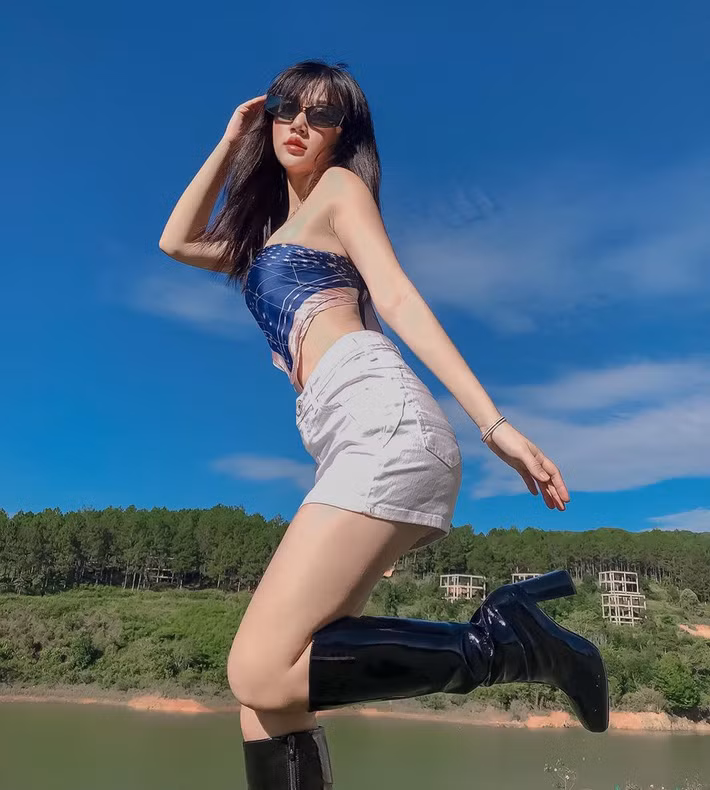  Tính ra, kiểu "khăn áo" sexy không hề khó phối đồ như bạn tưởng, diện chung với quần jeans ống rộng "auto" trendy mà nếu mix cũng chân váy + boots hầm hố cũng ấn tượng chẳng kém gì. (IG: @lananh.donguyen) 