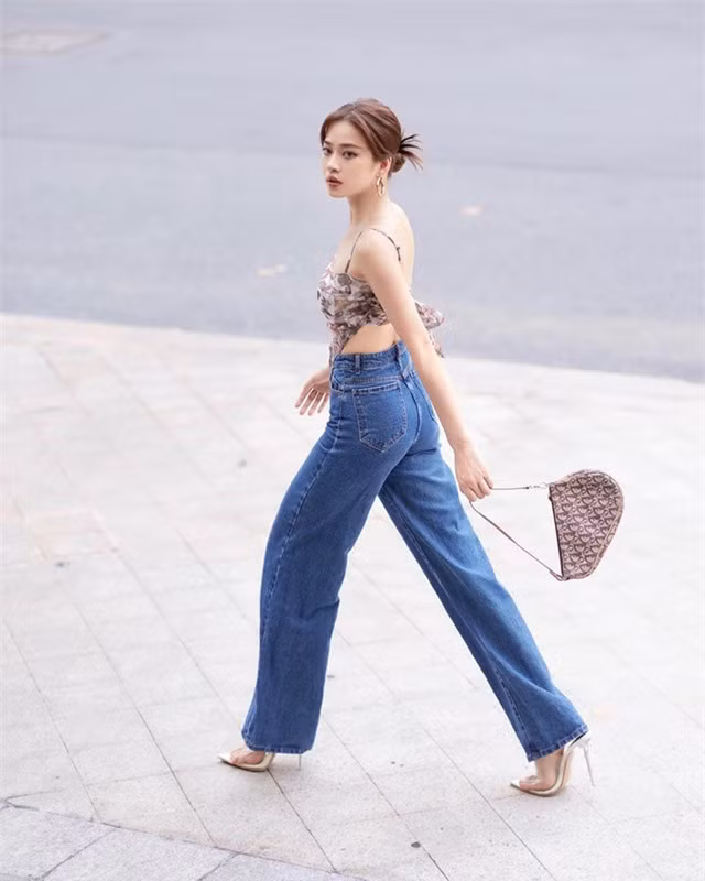 Ngoài ra, bạn cũng có thể học Trương Hoàng Mai Anh diện mốt "khăn áo" hai dây mix với quần ống rộng cạp cao làm nên street style sành điệu, hợp mốt. (IG: @truonghoang.maianh)