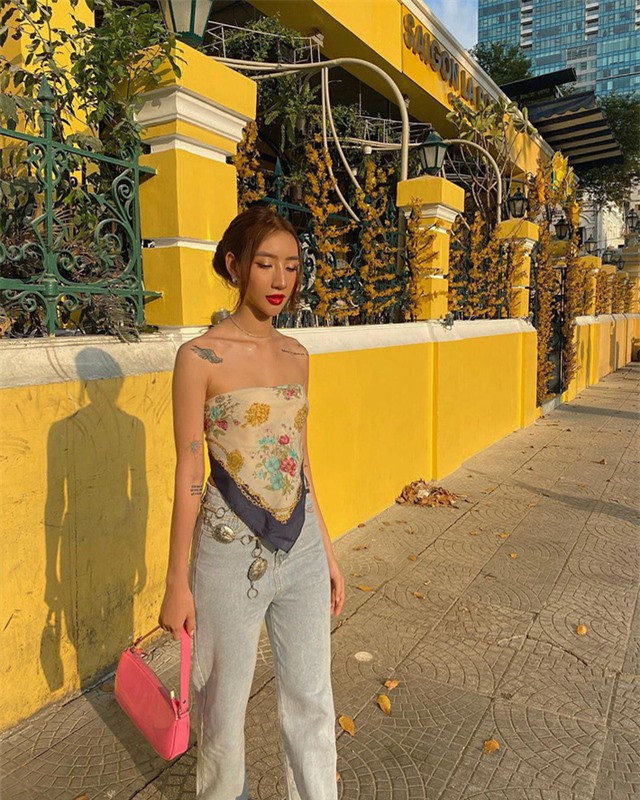 Trong trường hợp ngại ngùng những chiếc khăn lụa bé xíu thì chọn kiểu khăn dài qua eo an toàn như cô bạn này cũng là ý tưởng hay. Có đôi lúc cần gì cố ý khoe eo, "show" xương quai xanh và bờ vai mảnh gợi cảm là đủ chiếm spotlight rồi! (IG: @gabong1504)