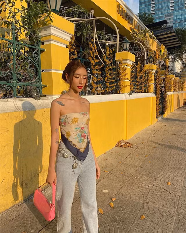 Trong trường hợp ngại ngùng những chiếc khăn lụa bé xíu thì chọn kiểu khăn dài qua eo an toàn như cô bạn này cũng là ý tưởng hay. Có đôi lúc cần gì cố ý khoe eo, "show" xương quai xanh và bờ vai mảnh gợi cảm là đủ chiếm spotlight rồi! (IG: @gabong1504)