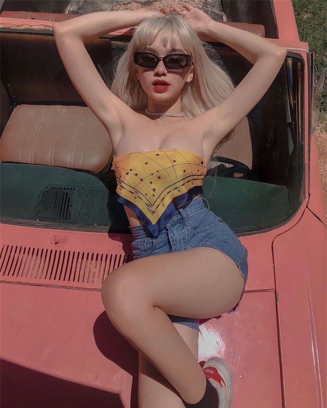 Nếu mê mệt lối ăn diện cá tính, sexy thì cứ copy ngay outfit của hot girl sinh năm 2000 Trần Nhã Ca, kết hợp khăn lụa màu nổi, quần shorts jeans ôm và sneaker là chuẩn chỉnh. (IG: @katr_)