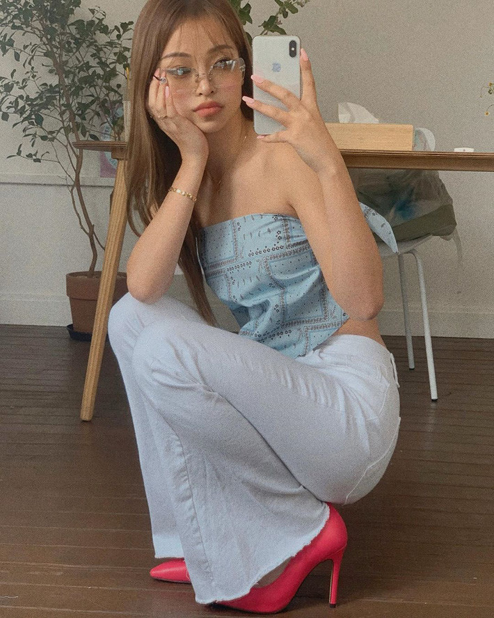 ##sc### Không chỉ có hội hot girl Việt "đu đưa" theo style buộc khăn làm áo mà gái Hàn cũng chọn item này khoe dáng. Style lên đồ của cô nàng này là phối "khăn áo" với quần jeans trắng ống loe... 