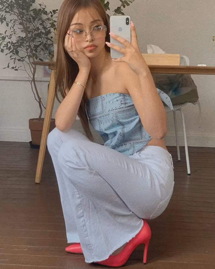  Không chỉ có hội hot girl Việt "đu đưa" theo style buộc khăn làm áo mà gái Hàn cũng chọn item này khoe dáng. Style lên đồ của cô nàng này là phối "khăn áo" với quần jeans trắng ống loe... 