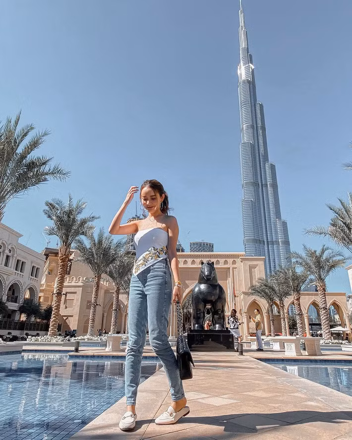  ...trong khi đó, hot girl Thái Lan thì chọn cho mình "combo" khăn áo, quần skinny lai ống đứng và đôi mules trắng nhã nhặn. 