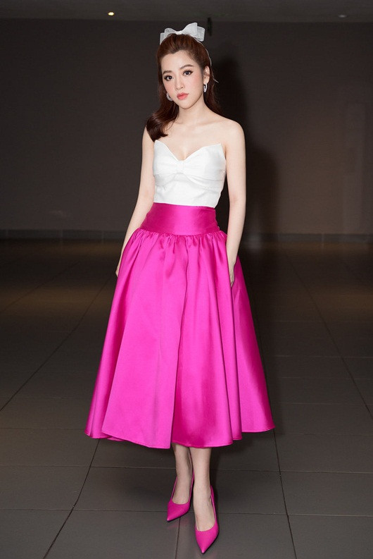 Puka tỏa sáng với chân váy hồng và giày cùng tông, khoe vẻ điệu đà nữ tính.